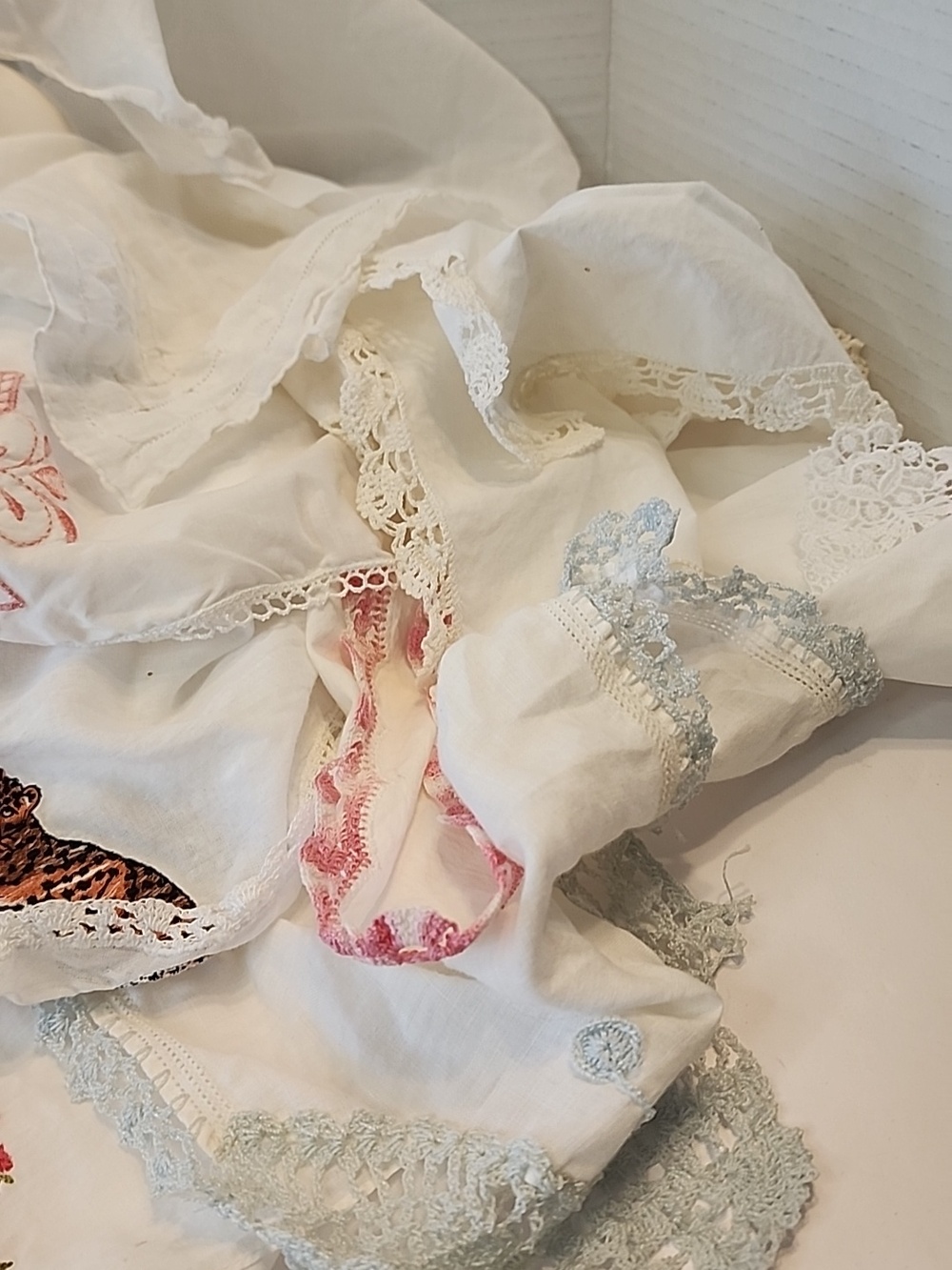 17 Assorted White & Colored Embroidered Linen Or Cotton HANKIES / Handkerchiefs - Picture 3 of 7